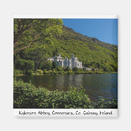 アイルランドのゴールウェイの歴史あるKylemore Abbey。 マグネット