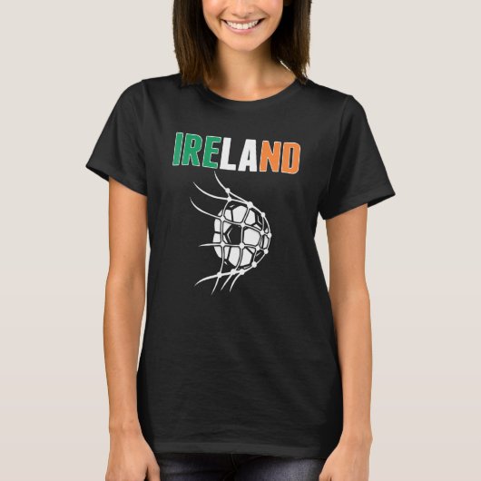 アイルランドのサッカーボールでネットゴールサポートアイルランド足 Tシャツ (正面)