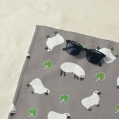 アイルランドのシャムロックおよびヒツジパターン ビーチタオル (インサイチュ)