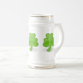 アイルランドのシャムロックのセントパトリックの白または金ゴールドのビールのジョッキ ビールジョッキ