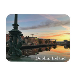 アイルランドのダブリンのリフィー川に沿った日の出 マグネット