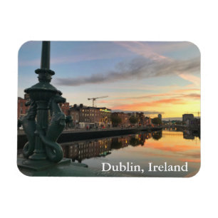 アイルランドのダブリンのリフィー川に沿った日の出 マグネット