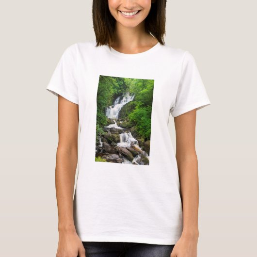 アイルランドのトルク滝の景色 Tシャツ (正面)