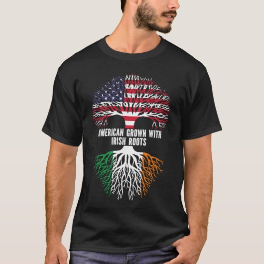 アイルランドのルーツを持つ米国国旗で育ったアメリカ人 Tシャツ (正面)