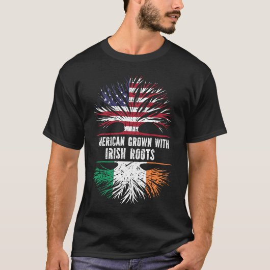 アイルランドのルーツを持つ米国国旗で育ったアメリカ人 Tシャツ (正面)