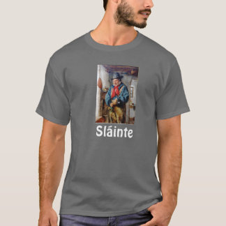アイルランドの人は暗闇でフラスコにウィスキーをSlainte入れます Tシャツ
