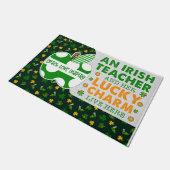 アイルランドの先生と彼女の幸運なチャームはここに住んでいる ドアマット (アングル)