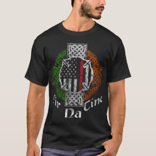 アイルランドの消防士の薄い赤いラインFir Na Tine Celtic Tシャツ