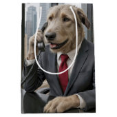 アイルランドンウルフハウンドのビジネスマンが電話で話している ミディアムペーパーバッグ (正面)