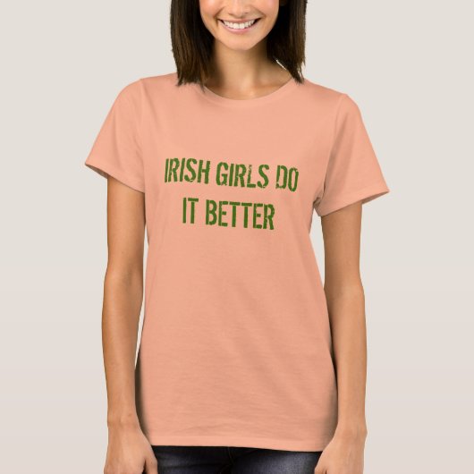 アイルランド人の女の子はセント・パトリックの日のアパレルを良くする Tシャツ (正面)