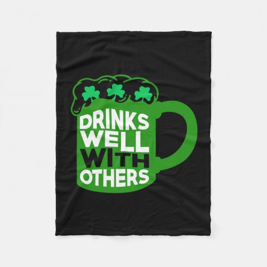アイルランド人は他の人と上手に飲む フリースブランケット (正面)