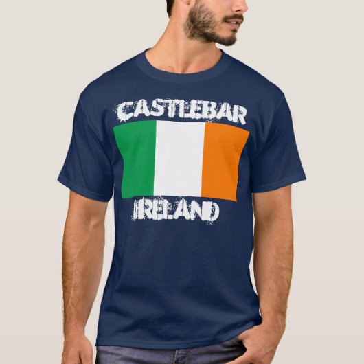 アイルランド国旗を持つアイルランドのカストレバー Tシャツ (正面)
