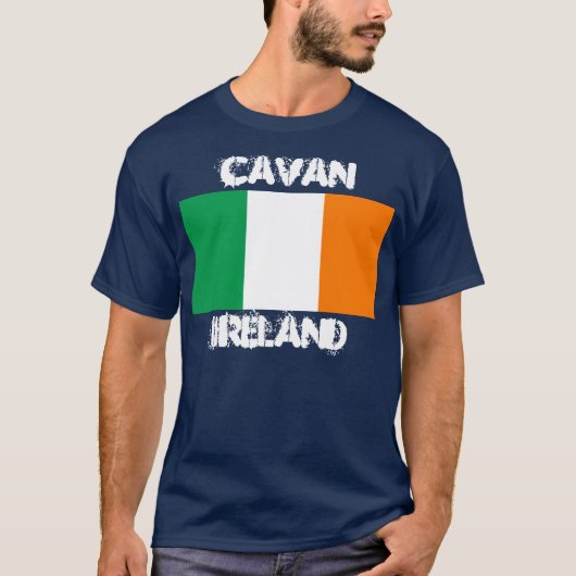 アイルランド国旗を持つアイルランドのカバン Tシャツ (正面)