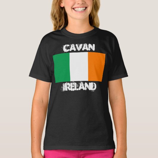 アイルランド国旗を持つアイルランドのカバン Tシャツ (正面)