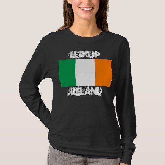 アイルランド国旗を持つアイルランドのレイクリップ Tシャツ (正面)