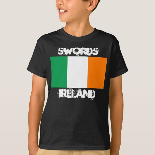 アイルランド国旗を持つ剣 Tシャツ (正面)