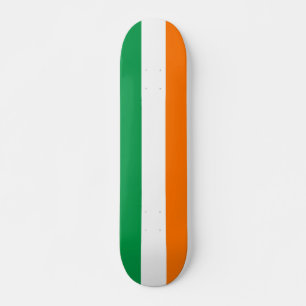 アイルランド国旗を掲げたスケートボード スケートボード