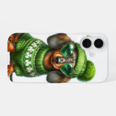 アイルランド服を着たかわいいダシュント犬 iPhone 16ケース (裏面横)