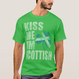 アイルランド語は私によってがスコットランド人のセントパトリックの日である私に接吻します Tシャツ