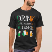 アイルランド語 – あなたがCALLAGHAN名になるまで飲む Tシャツ (正面)