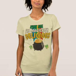 アイルランド語-私によってが魔法のようにおいしいTシャツである私に接吻して下さい Tシャツ