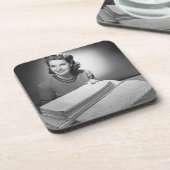 アイロンをかけられた麻布およびタオル コースター (左側)