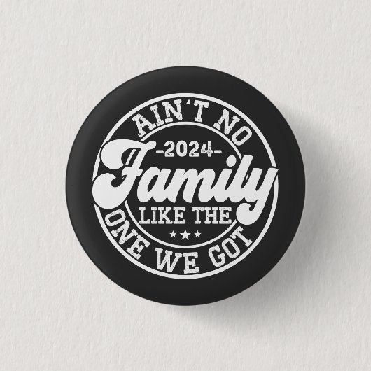 アインは2024年の懇親会のような家族得はない 缶バッジ (正面)