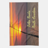 アウターバンクノースカロライナビーチサンセットオレンジスカイ キッチンタオル (縦)