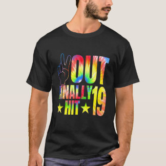 アウトついに19歳のお祝い19歳の誕生日をヒット Tシャツ