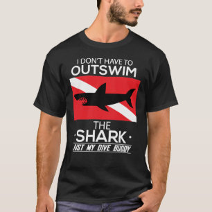 アウトダイブバディシャークスキューバダイビングおもしろいを泳ぐ Tシャツ