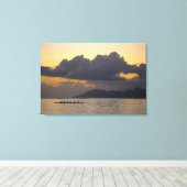 アウトトリガーのカヌーのチームが海岸で練習する キャンバスプリント (インサイチュ (ウッドフロア))