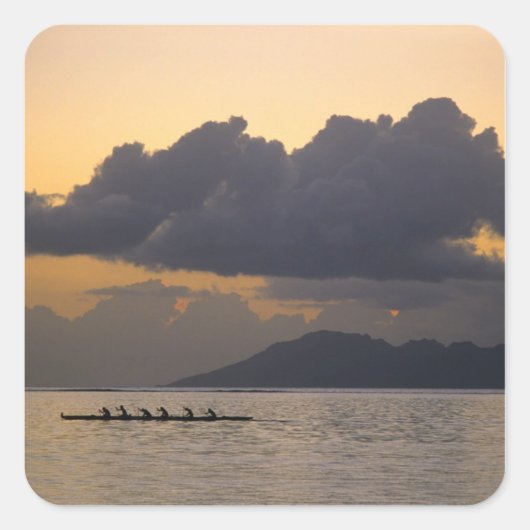 アウトトリガーのカヌーのチームが海岸で練習する スクエアシール (正面)