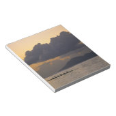 アウトトリガーのカヌーのチームが海岸で練習する ノートパッド (アングル)