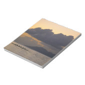 アウトトリガーのカヌーのチームが海岸で練習する ノートパッド (回転)