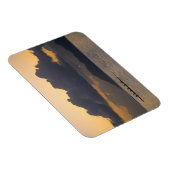 アウトトリガーのカヌーのチームが海岸で練習する マグネット (右側)