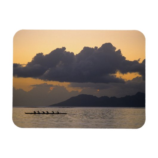 アウトトリガーのカヌーのチームが海岸で練習する マグネット (横)