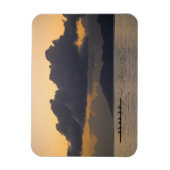 アウトトリガーのカヌーのチームが海岸で練習する マグネット (縦)