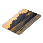 アウトトリガーのカヌーのチームが海岸で練習する マグネット (左側)