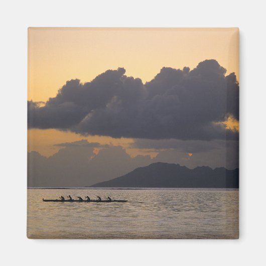 アウトトリガーのカヌーのチームが海岸で練習する マグネット (正面)