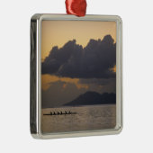 アウトトリガーのカヌーのチームが海岸で練習する メタルオーナメント (右)