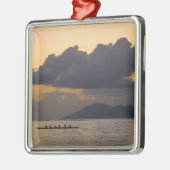 アウトトリガーのカヌーのチームが海岸で練習する メタルオーナメント (左)