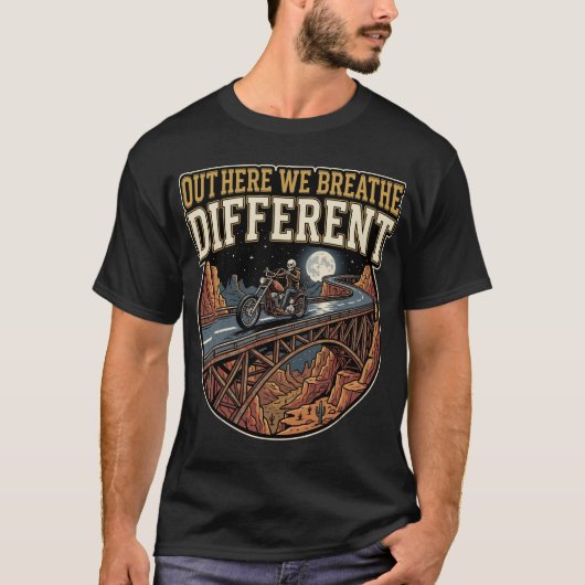 アウトドアで生きるバイカーTシャツ Tシャツ (正面)