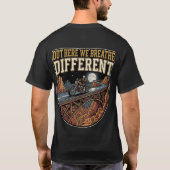 アウトドアで生きるバイカーTシャツ Tシャツ (裏面)