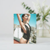 アウトドアの街の黒いランジェリーの屋根の上の写真 ポストカード (スタンド正面)