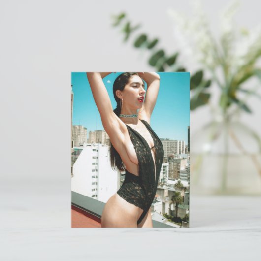 アウトドアの街の黒いランジェリーの屋根の上の写真 ポストカード (スタンド正面)