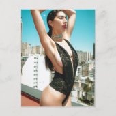 アウトドアの街の黒いランジェリーの屋根の上の写真 ポストカード (正面)