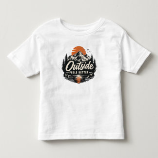 アウトドアは最高 山の自然冒険 トドラーTシャツ