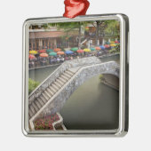 アウトドアカフェ沿いのリバーウォークと2橋以上の橋 メタルオーナメント (左)