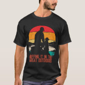 アウトドア派犬のレトロなハイキング Tシャツ (正面)