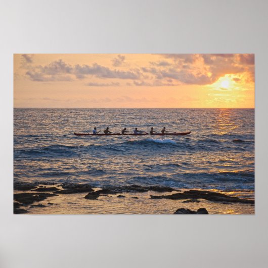アウトリガーカヌーが夕暮れの大きなハウ島で ポスター (正面)
